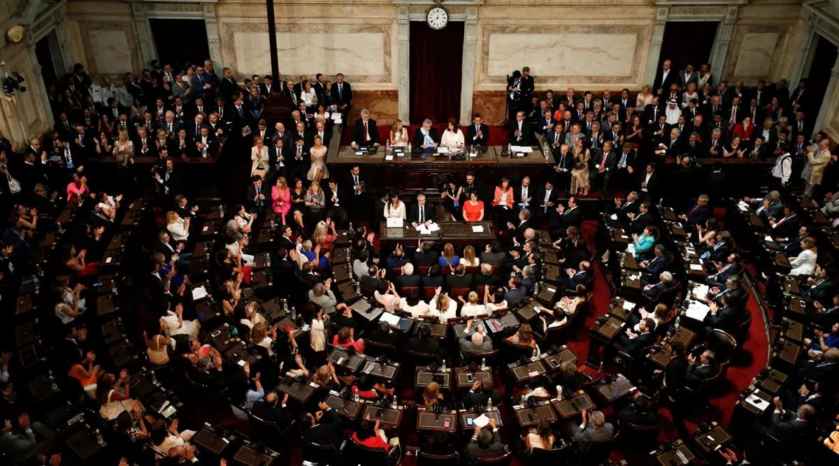 Los presentes en la Cámara escucharon atentamente el discurso del nuevo presidente. REUTERS