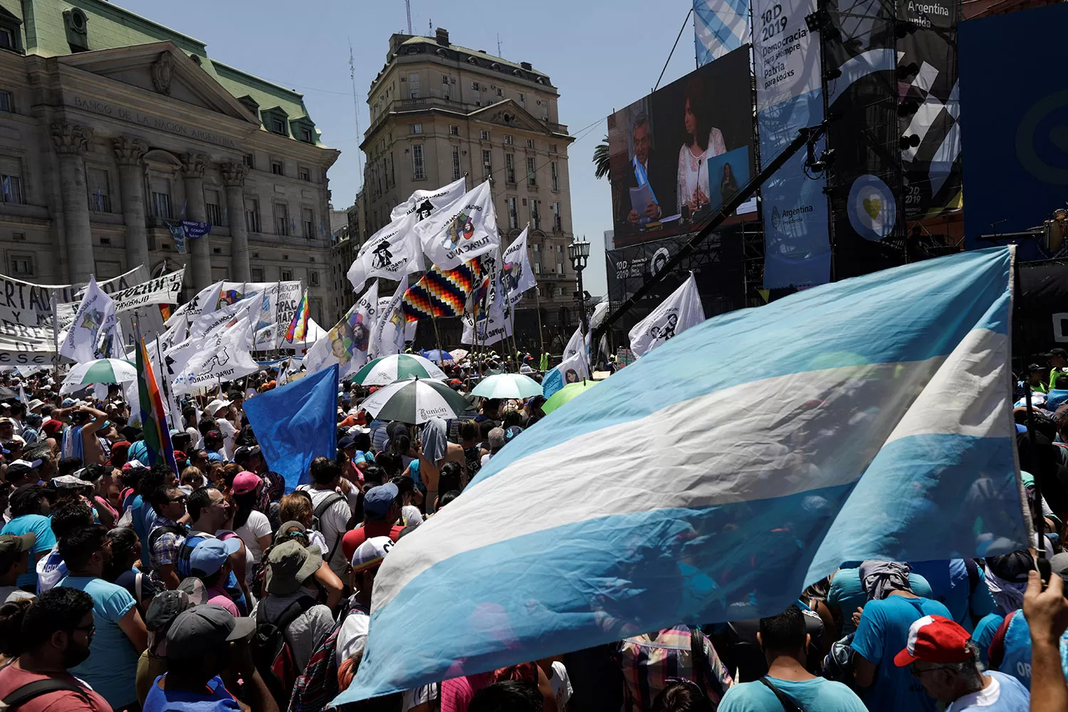 UNA MULTITUD. Las calles lindantes a Plaza de Mayo estuvieron colmadas de gente. REUTERS 