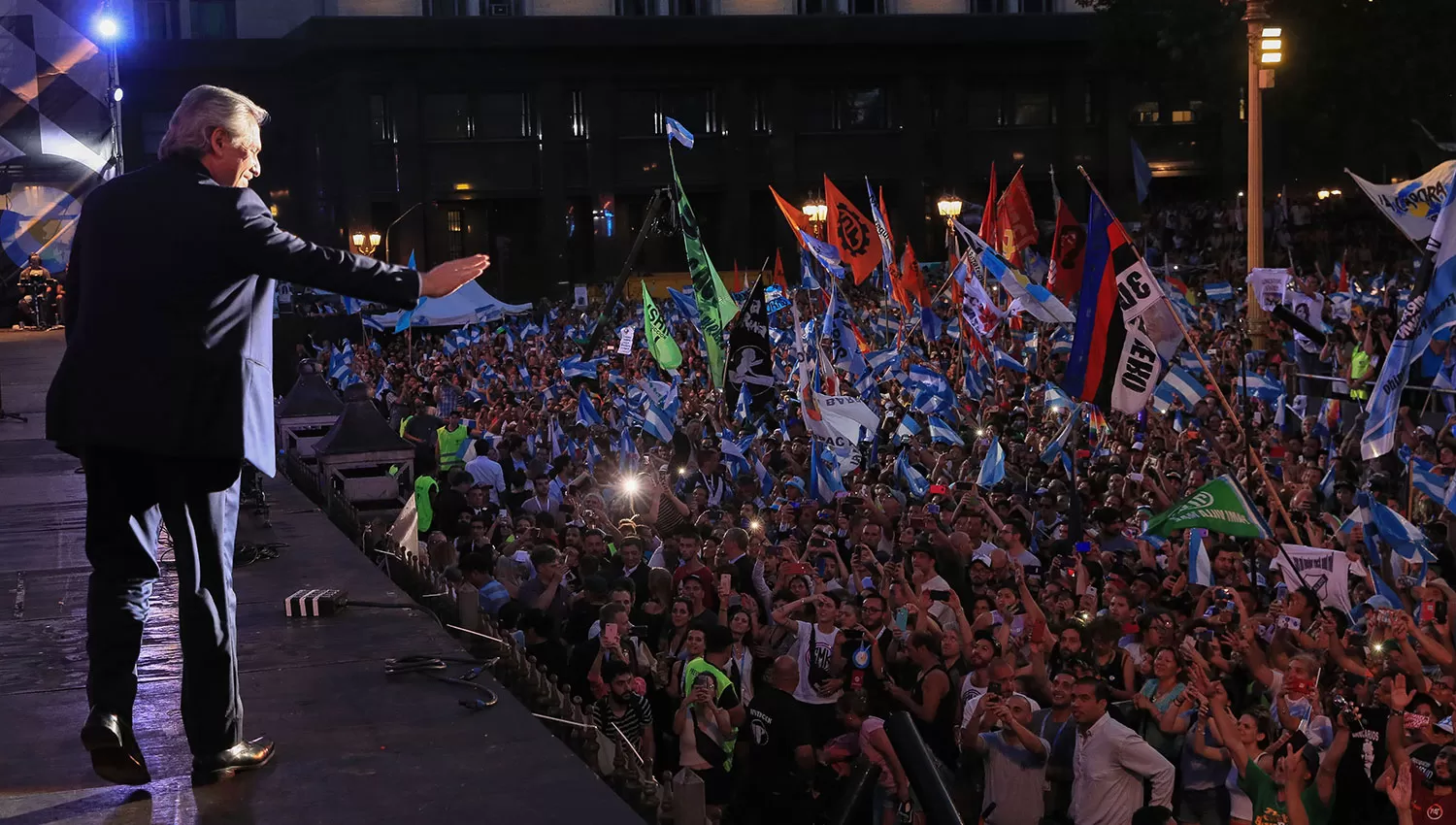 Fernández, durante su discurso ante miles de militantes. TÉLAM 