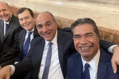 Manzur, Capitanich, Zamora  y Perotti sonríen y disfrutan de la asunción