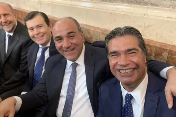 Manzur, Capitanich, Zamora  y Perotti sonríen y disfrutan de la asunción
