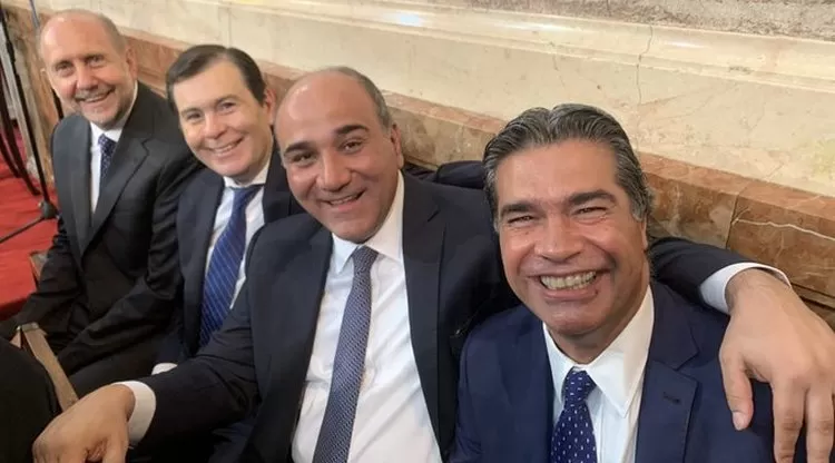 SOLO SONRISAS. Manzur, junto a Capitanich, Zamora y Perotti.