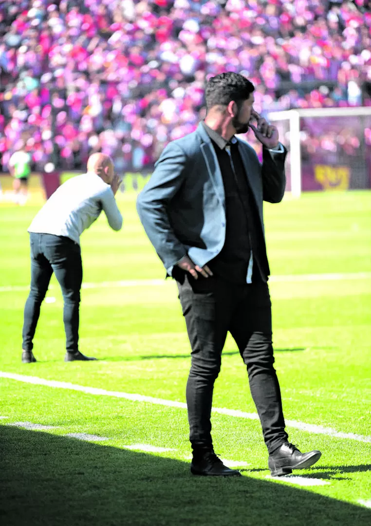 HOME WORKING. Orsi y Gómez, desde sus casas, siguen las negociaciones. la gaceta / foto de ANTONIO FERRONI 