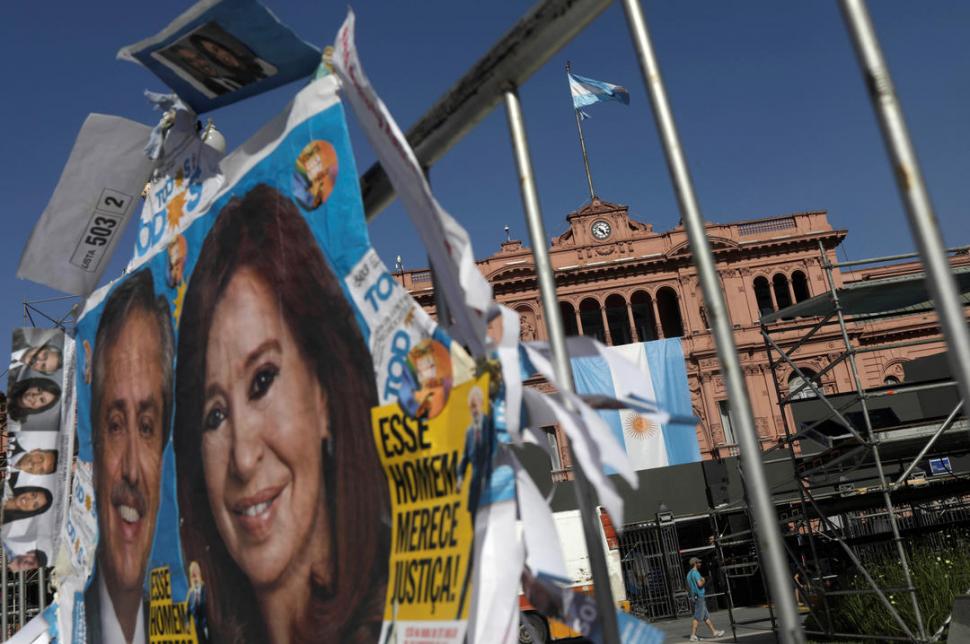 TODO LISTO. En Plaza de Mayo montaron escenarios y pantallas gigantes para los festejos por la asunción de hoy. reuters