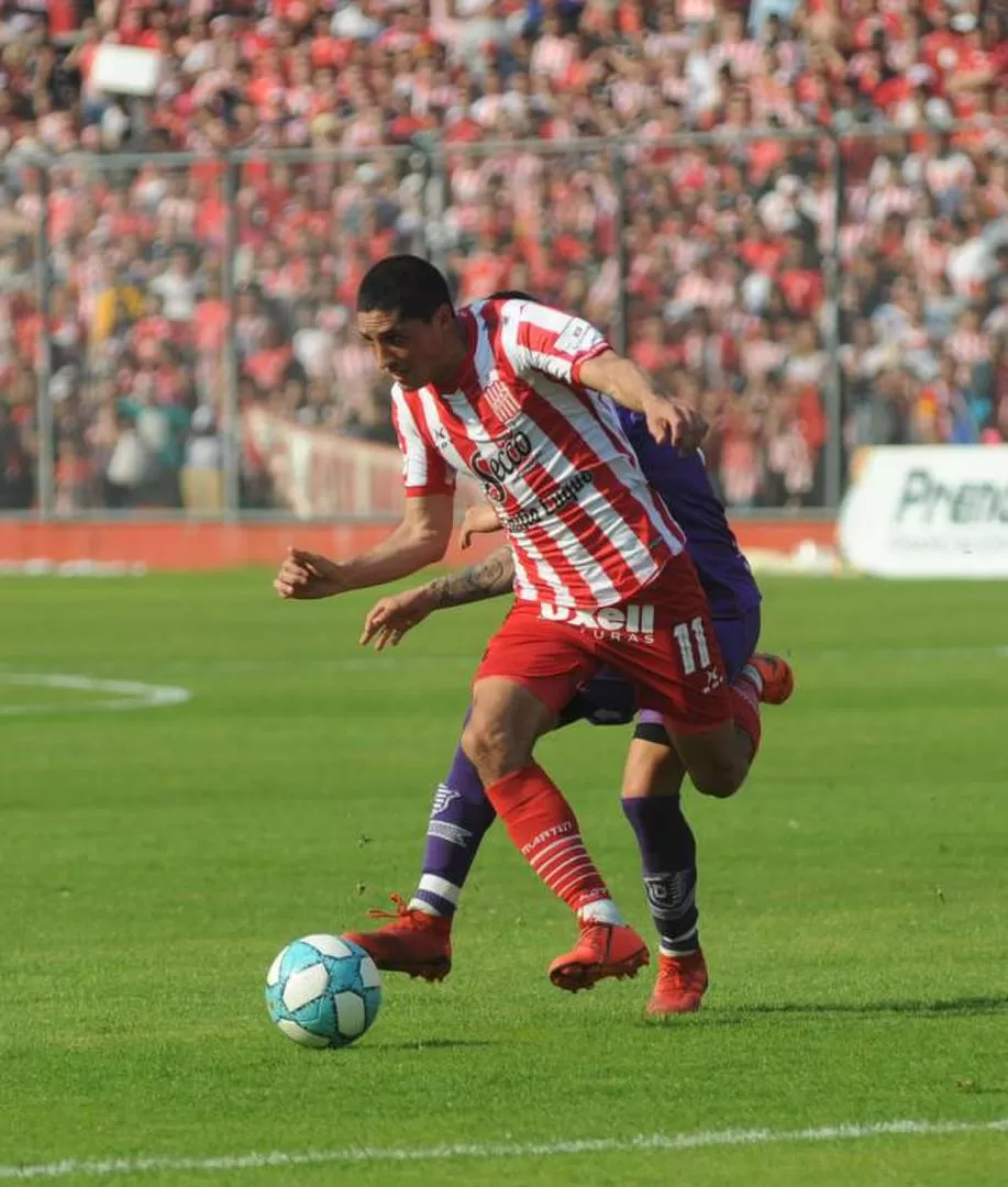 BUEN NIVEL. Castro aportó ida y vuelta por la izquierda, desequlibrio, buena pegada y gol. Es un volante bien completo. la gaceta / foto de Antonio Ferroni