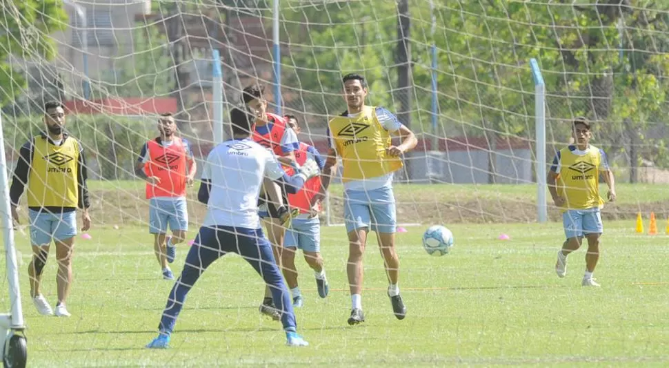 FELICES Y NO TANTO. Atlético terminó feliz por como se recuperó en pleno torneo. Cabral tuvo un gran nivel pero por su expulsión, recibiría varias fechas de suspensión. la gaceta / foto de hector peralta