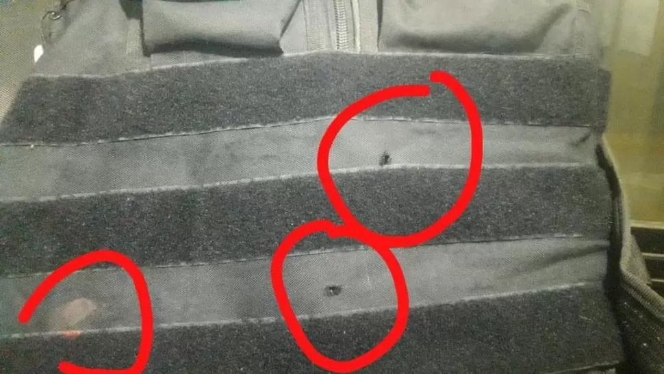 PROTEGIDO. El chaleco del agente de seguridad, con marcas de balas.  