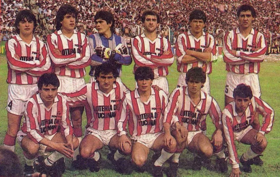 UN EQUIPO DE COLECCIÓN. En la foto, aparece la formación titular de los “santos” de La Ciudadela que asombró al fútbol argentino en 1988. De izquierda a derecha, Pedro Pablo Robles, Dante Unali, Juan Ibáñez, Walter Villafañe, Alfredo Santiago Juárez y José Humberto Noriega. Abajo, Jorge Orlando López, Héctor Chazarreta, José Ernesto Campos, Julio César Giménez y Ricardo Luis Troitiño.
