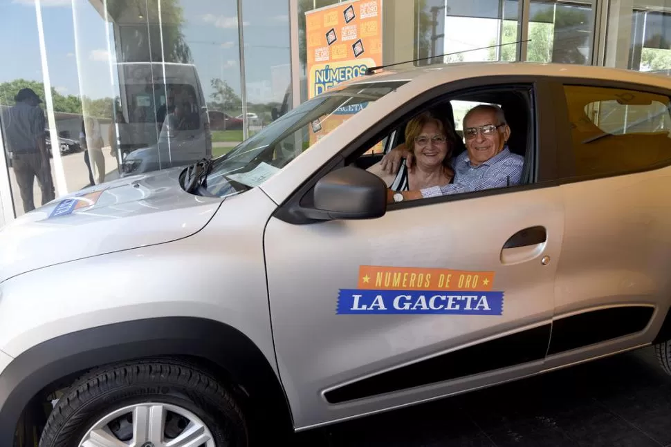 FELICES. El ganador, Héctor González, y su esposa, Clara, entrenan el Renault Kwid Zen que ayer retiraron de la concesionaria. la gaceta / Fotos de José Nuno
