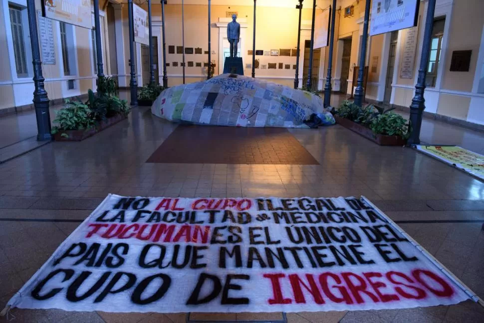 CONFLICTO. A lo largo de ocho meses padres y aspirantes a la carrera se manifestaron en el Rectorado. la gaceta / foto de diego aráoz 