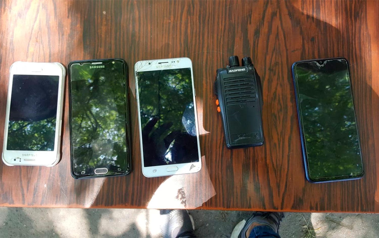 CUATRO TELÉFONOS Y UN INHIBIDOR. Quedaron secuestrados.