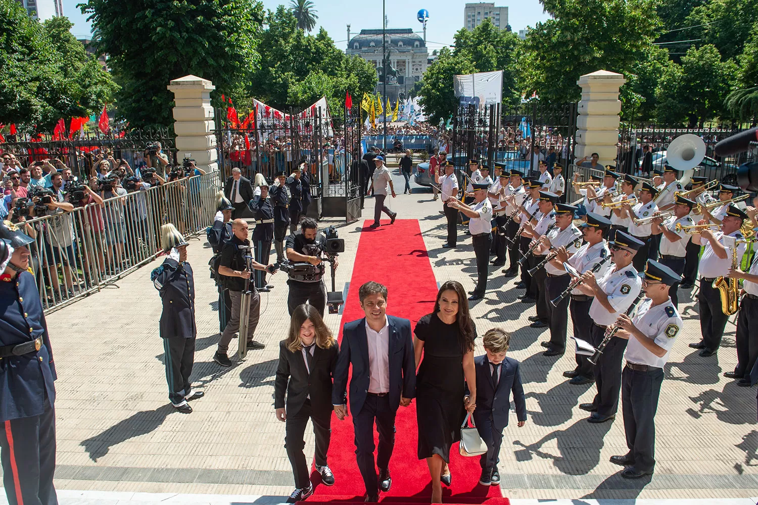 LLEGANDO A LA CASA DE GOBIERNO. Kicillof ingresa junto a su esposa y sus dos hijos, Andrés y León.