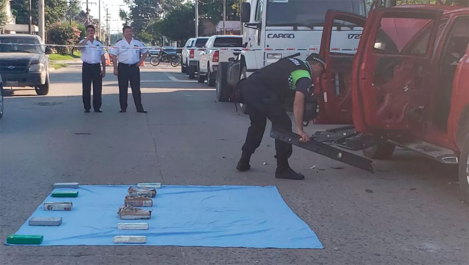 LOS PAQUETES. Estaban ocultos en las puertas de la camioneta.