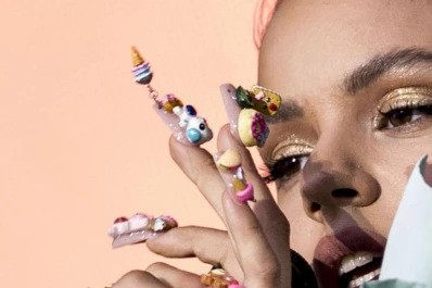 Belleza: uñas “con altura”, pedrería y abalorios retro