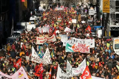 La pulseada contra Macron sigue firme en Francia