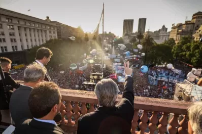 Los seguidores de Alberto Fernández armaron una fiesta en la Plaza de Mayo