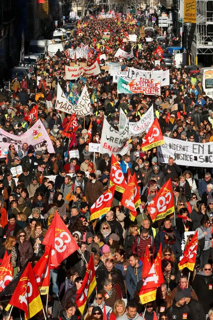 EN LAS CALLES. Estudiantes salieron a rechazar a la política de Macron. reuters