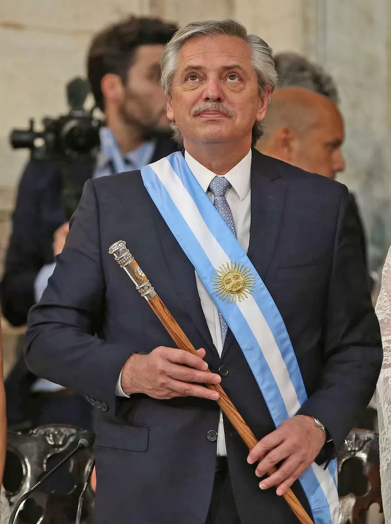 junto a cristinaLa vicepresidenta toma agua; del otro lado, Claudia Abdala escucha al presidente.