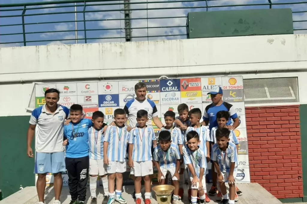 Los chicos de la 2011 de Atlético celebraron en Santa Fe