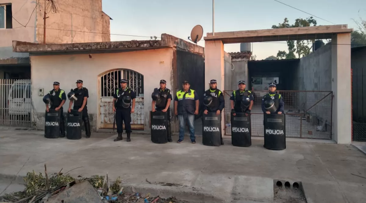 PROCEDIMIENTOS. Más de 180 efectivos de la Policía se desplazaron por las tres ciudades del sur de la provincia para concretar los procedimientos de forma simultánea.   