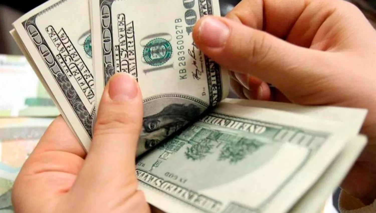 Contenido por las compras oficiales, el dólar cerró a $ 63,09