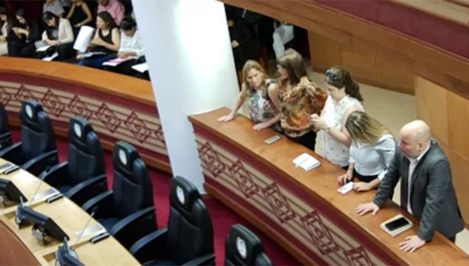 María Fernanda Viola, primera desde la izquierda, se hizo presente en la sesión. 