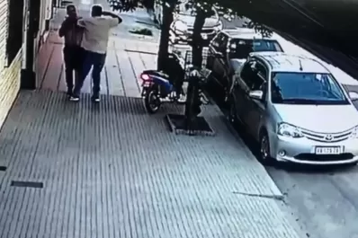 Barrio Sur: un motochorro armado asalta a un hombre a plena luz del día