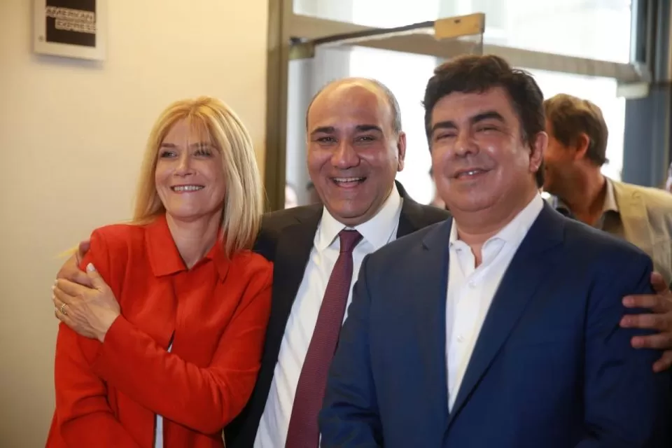 EN TUCUMÁN. Espinoza (derecha) junto a Manzur. 