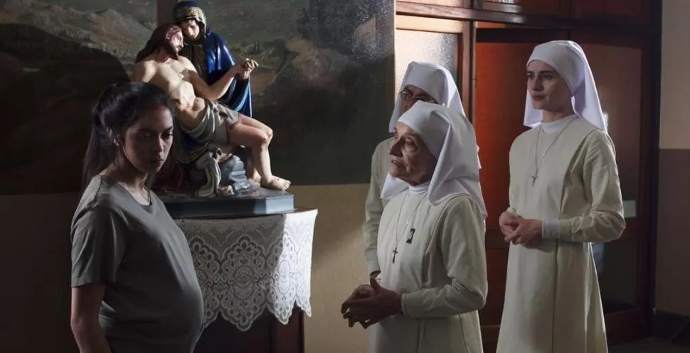 MATERNIDAD Y RELIGIÓN. Una situación tensa en “Hogar”. 