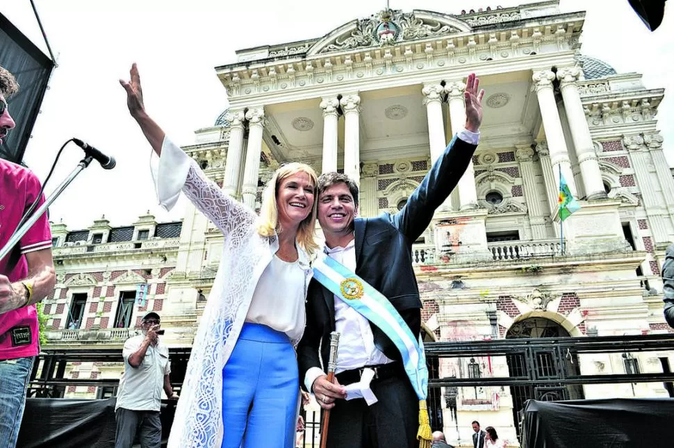 euforia de magario y de kicillofLa vicegobernadora Verónica Magario y el gobernador Axel Kicillof saludan luego de la jura. El mandatario observó en su discurso que los números de la economía bonaerense no reflejan la real situación de crisis del Estado. 