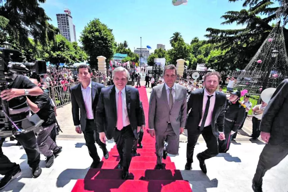 EN FUNCIONES. Fernández participó de la asunción de Kicillof, junto con Massa, De Pedro y Otermin, titular de la Cámara de Diputados bonaerense. 