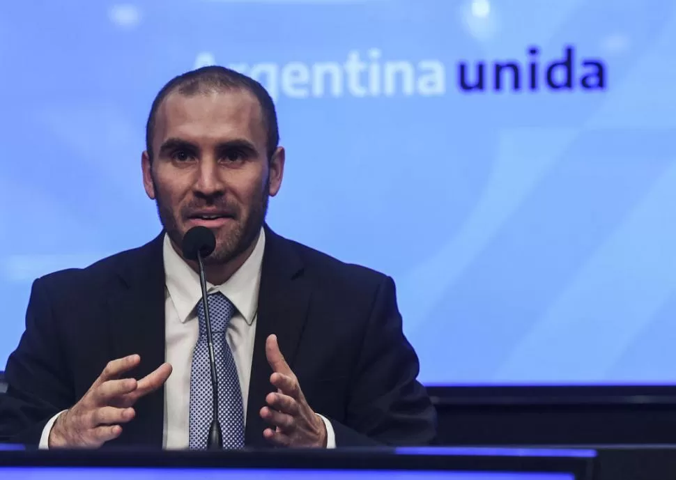 DEBUT. Guzmán contestó sus primeras preguntas a la prensa como ministro. télam
