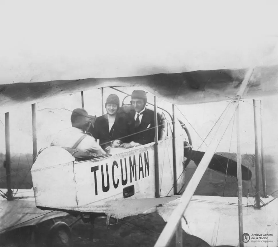 CASAMIENTO. El sacerdote, de espaldas, previo al despegue del avión donde se casaron la tucumana Elena Valentié y el francés George Sariotte.