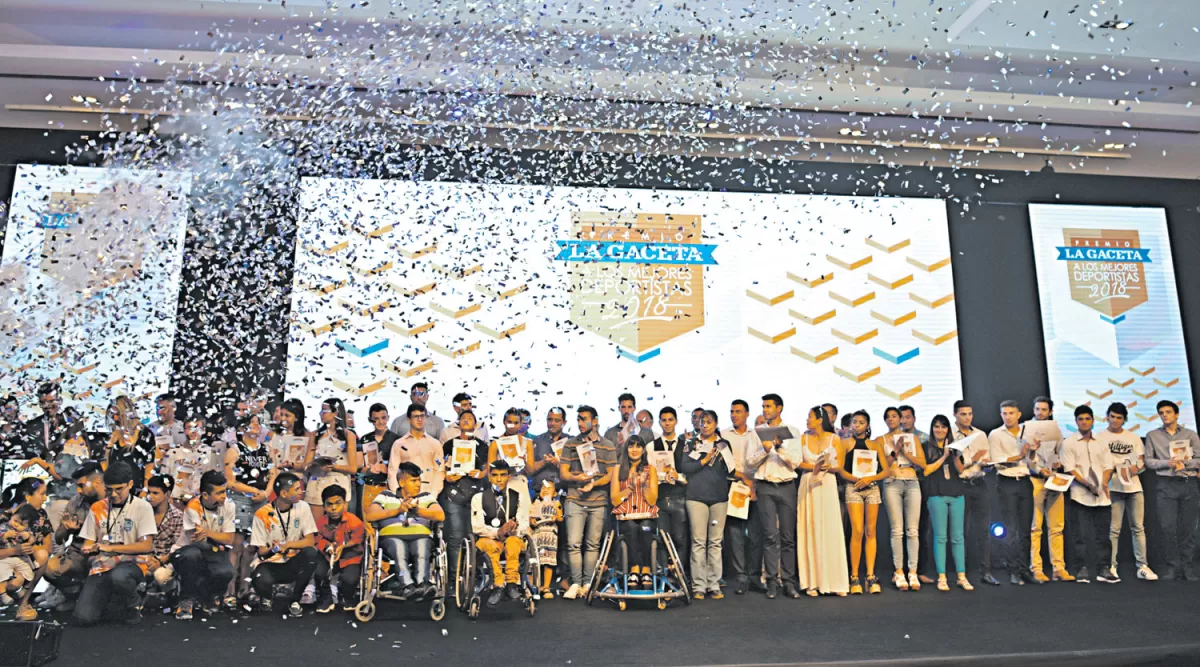 LA FOTO DE 2018. Como es tradición, al final de la ceremonia todos los deportistas posan en el escenario para tomar la imagen que luego es publicada en LA GACETA y replicada en medios de toda la provincia.