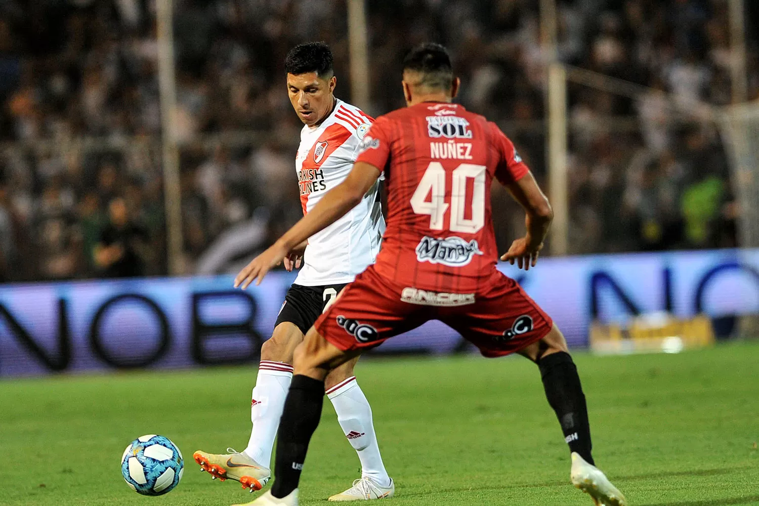 CONCENTRACIÓN. Enzo Pérez intenta desprenderse de la pelota ante la marca del ex Atlético, Gervasio Núñez. TÉLAM