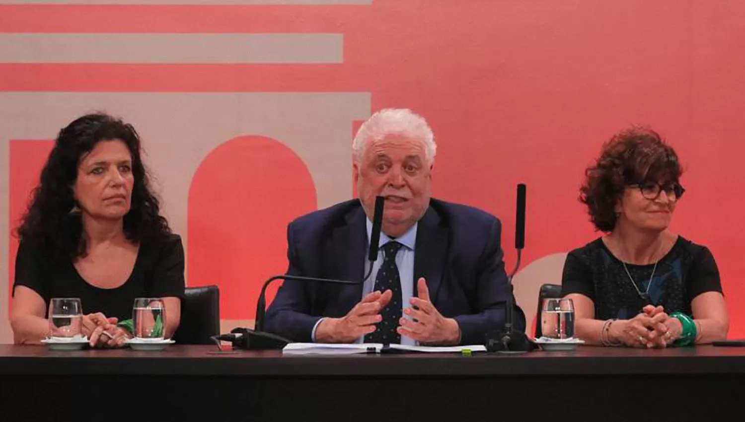 González García, durante la conferencia de prensa que encabezó ayer a la tarde. TÉLAM