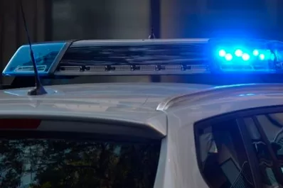 Arrestaron a un policía por tocarle los senos a una mujer muerta