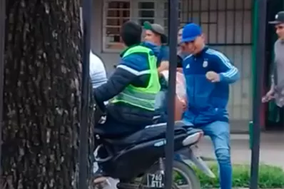 Video: entraron a un negocio con un arma y un machete; salieron con un pedazo de carne
