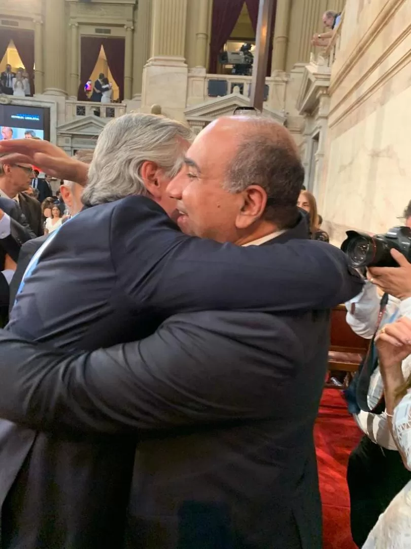 EN EL CONGRESO. Fernández y Manzur se abrazan, luego de que el primero asumiera como Presidente.  