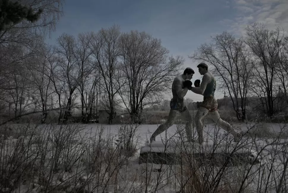 Una escultura de boxeadores, al aire libre, en un campamento abandonado en la ciudad de Chernoluchye, región de Omsk, en Rusia. 