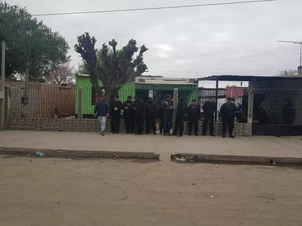 OPERATIVO. Los federales en la puerta de la casa de “Gugu” Uñates.  