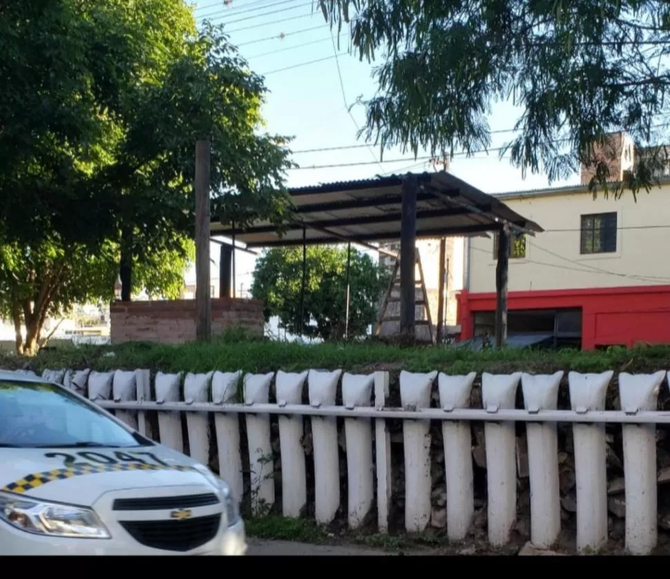  Mudó la parrilla de la vereda a las vías del tren