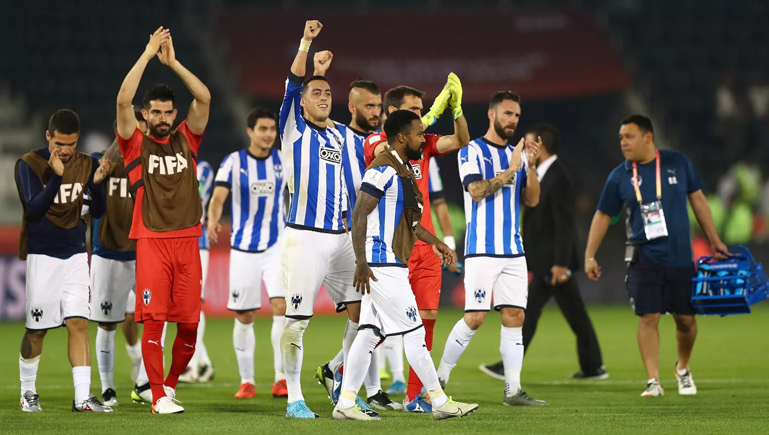 Rogelio Funes Mori (centro) junto a sus compañeros de Rayados festeja el pase a semifinales. (Reuters)