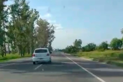 ¡Un peligro! Filmaron a un automovilista que conducía en zigzag por la vieja ruta 38