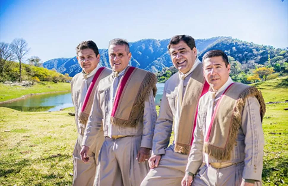 CON TRAJES TÍPICOS. Los folcloristas se presentarán esta noche en Alberdi.  