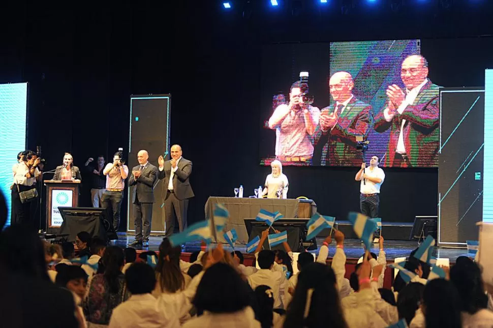 FIN DE AÑO. Manzur llegó de Buenos Aires y participó del acto de cierre lectivo en el teatro Mercedes Sosa. la gaceta / foto de hector peralta