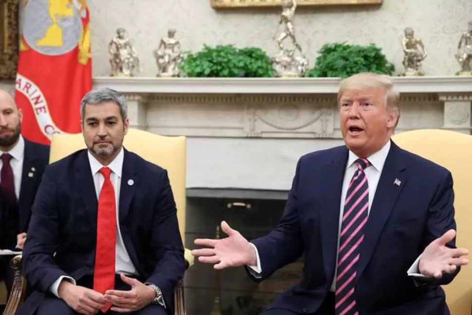AGENDA CARGADA. Trump recibió al presidente paraguayo, Mario Abdo Benítez. Después criticó el juicio político y celebró el acuerdo con China. reuters