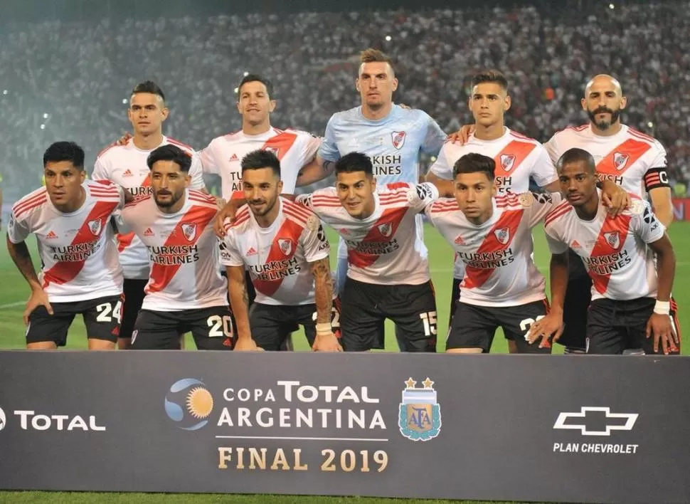 ¡AQUI ESTÁN ELLOS SON! El equipo de River que ayer consiguió su tercera Copa Argentina en la era moderna de la competencia más federal del fútbol argentino. De izquierda a derecha, Borré, Fernández, Armani, Martínez Quarta y Pinola. Abajo, Pérez, Casco, Scocco, Palacios, Montiel y De la Cruz. COPA ARGENTINA