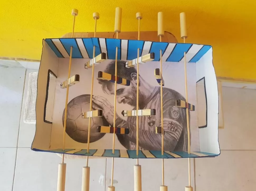 METEGOL CON LA FIGURA DE MESSI . Este objeto realizado con material reciclable fue donado al hospital.   