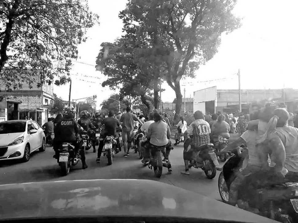 DESPLIEGUE. Agentes de la Policía custodiaron el cortejo fúnebre de familiares y allegados a Uñates.  